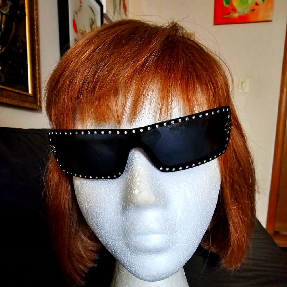CHANEL SUN GLASSES  USED